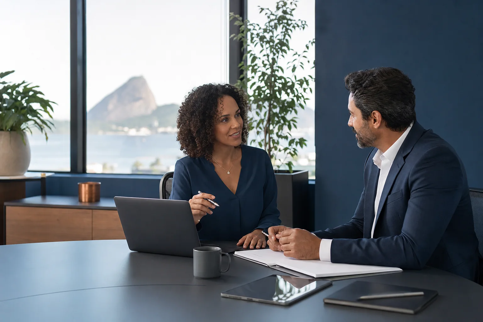 Profissionais em uma conversa empresarial organizada